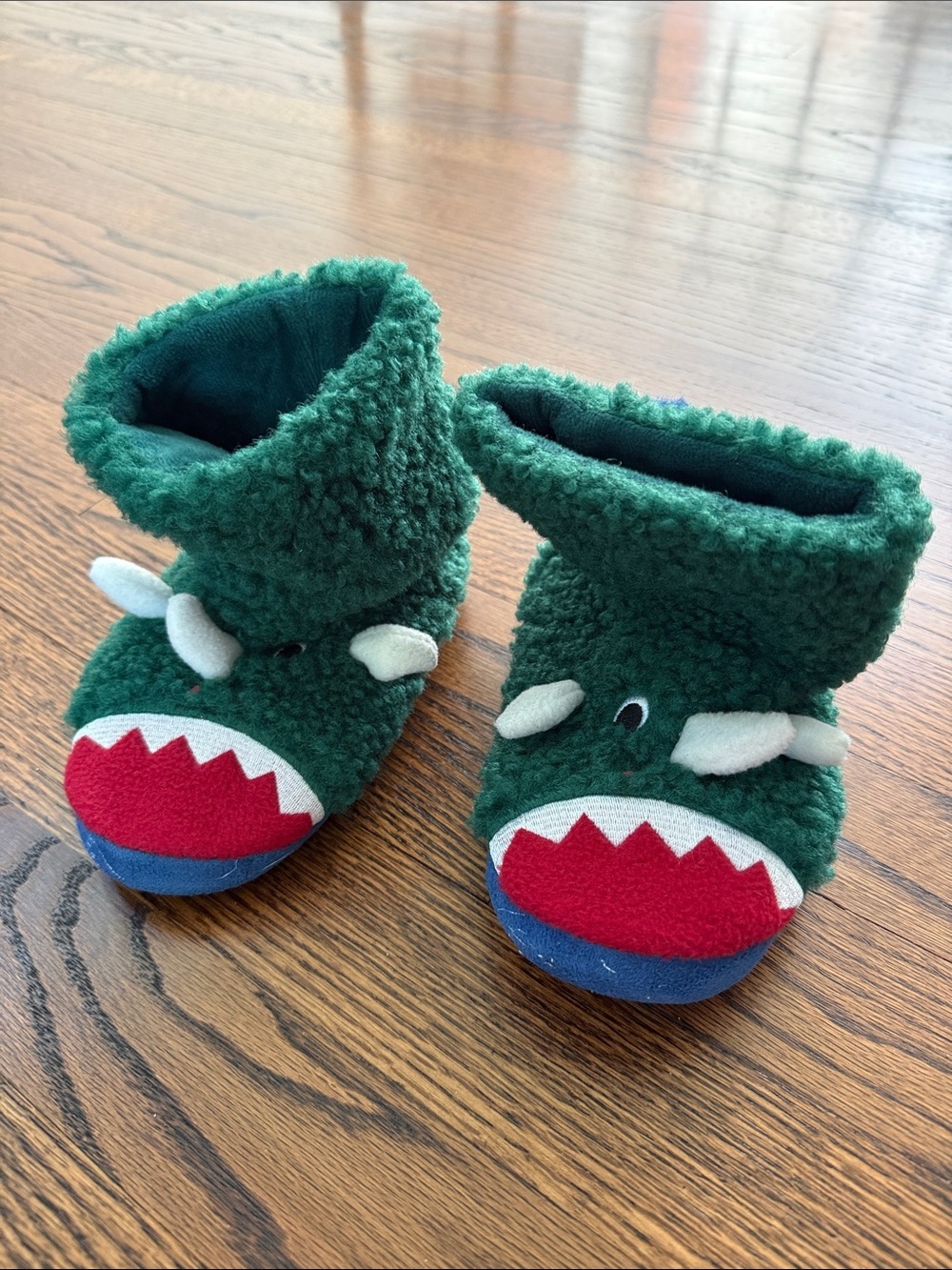 E totes Kids 11-12 Green Monster Bootie Slippers with Red & Blue Toes